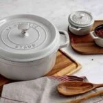 Staub LaCocotte Bräter Rund 28cm 6,7L Gusseisen Trüffelweiß Induktion mit Deckel – Bild 5