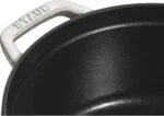 Staub LaCocotte Bräter Rund 28cm 6,7L Gusseisen Trüffelweiß Induktion mit Deckel – Bild 7