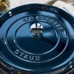 Staub LaCocotte Bräter Rund 28cm 6,7L Gusseisen Trüffelweiß Induktion mit Deckel – Bild 11