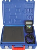 Digitale Kältemittelwaage mit LCD-Handgerät und Spiralkabel im blauen Koffer